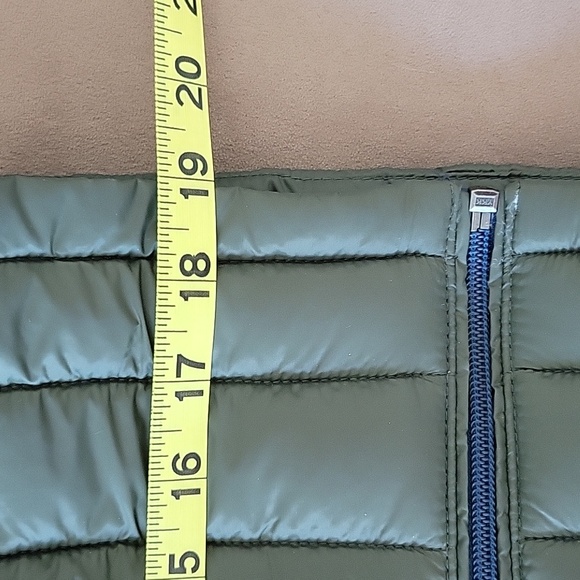 Amazon Essentials Boy's  Lightweight Puffer Jacket Size 6-7 - Picture 10 of 13